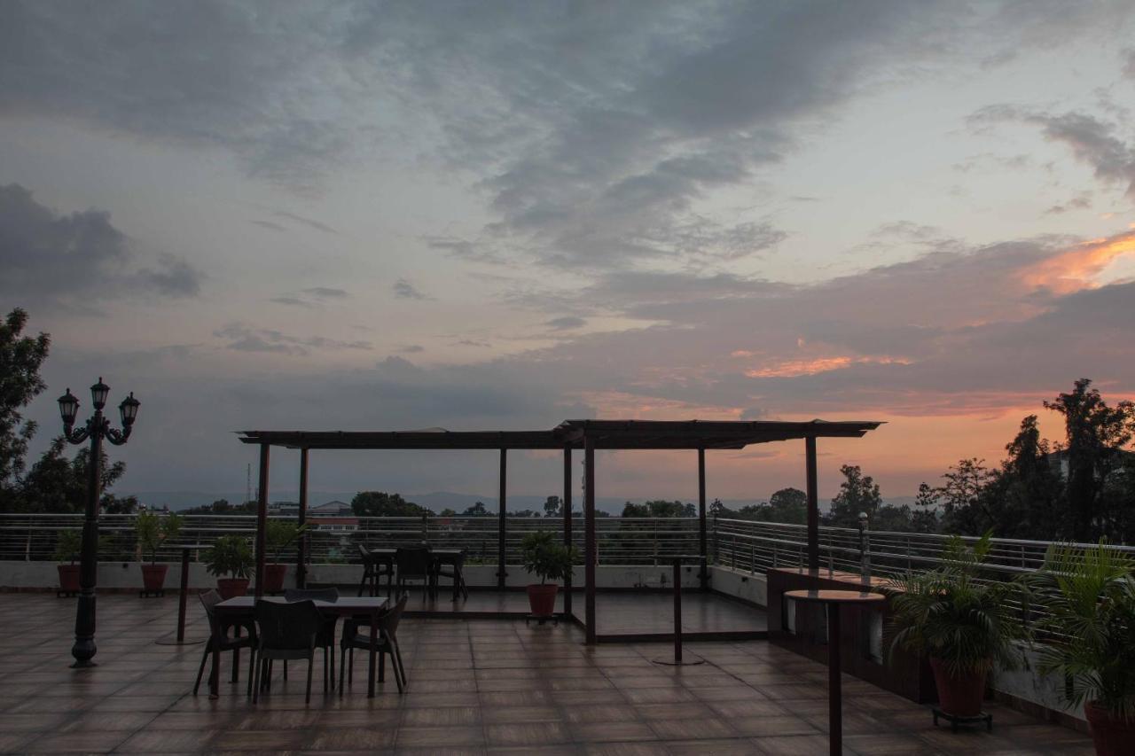 Hotel Alaya Дехрадун Экстерьер фото