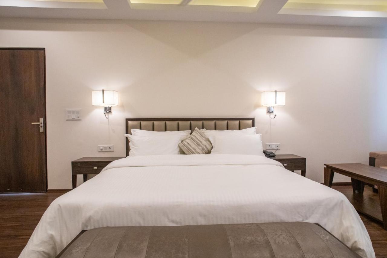 Hotel Alaya Дехрадун Экстерьер фото