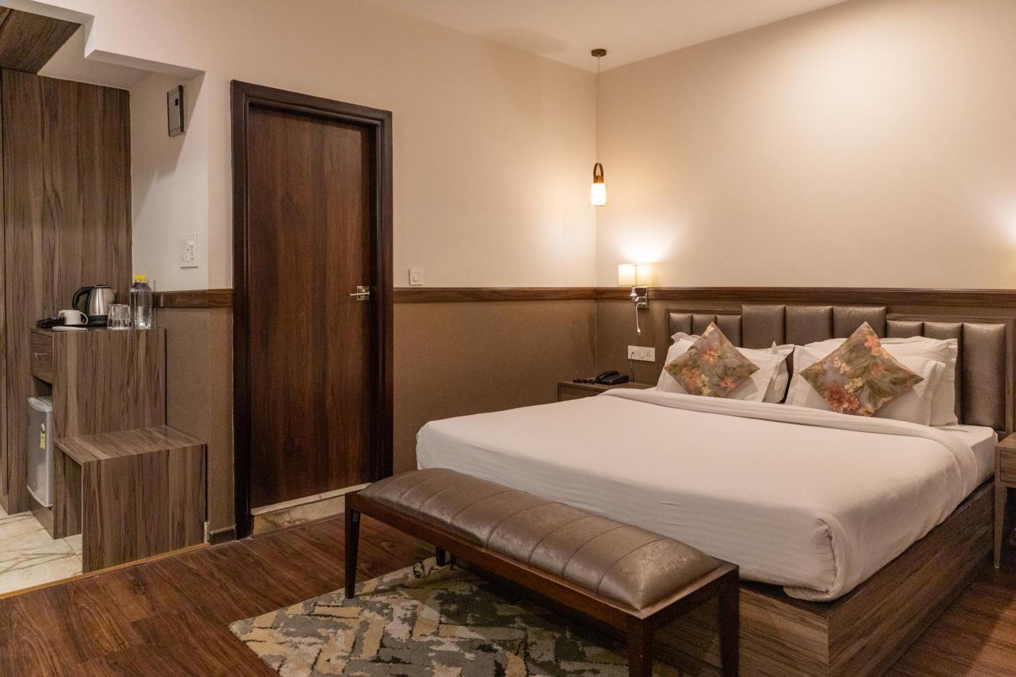 Hotel Alaya Дехрадун Экстерьер фото
